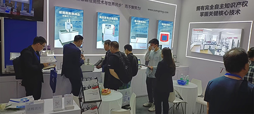 客戶駐足觀看、咨詢